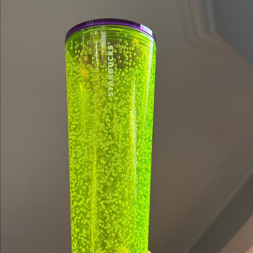Starbucks Summer Neon Yellow Lime Bubbleseed 24 oz Venti Tumbler 2020
No straw